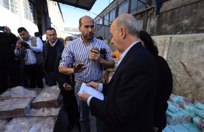Los ministros Lema y García en el inicio de la distribución del alimentos por parte de las FFAA. Foto: FocoUy.
