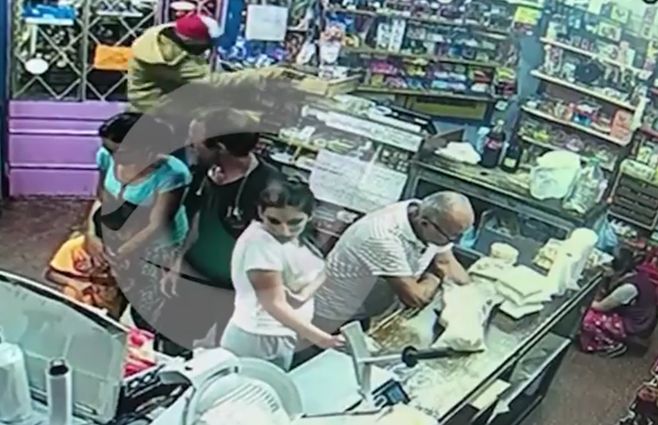 El delincuente -de gorro rojo y blanco- quedó registrado en cámaras de televigilancia