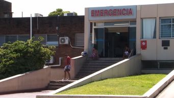 policia investiga la agresion de un hombre a personal del hospital de paysandu que atendia a su hija