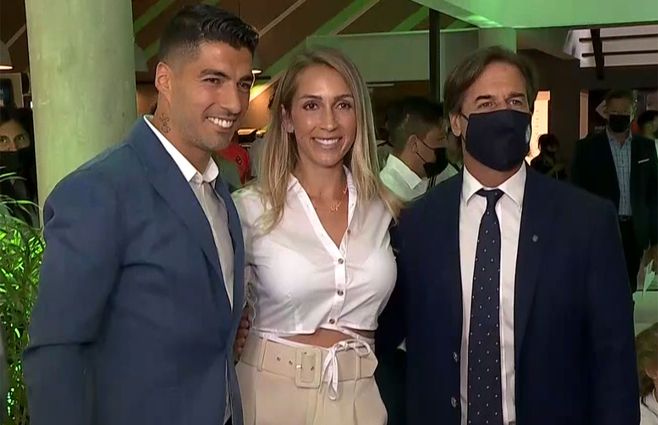 Lacalle Pou con Luis Suárez y Sofía Balbi en el complejo deportivo Luis Suárez.