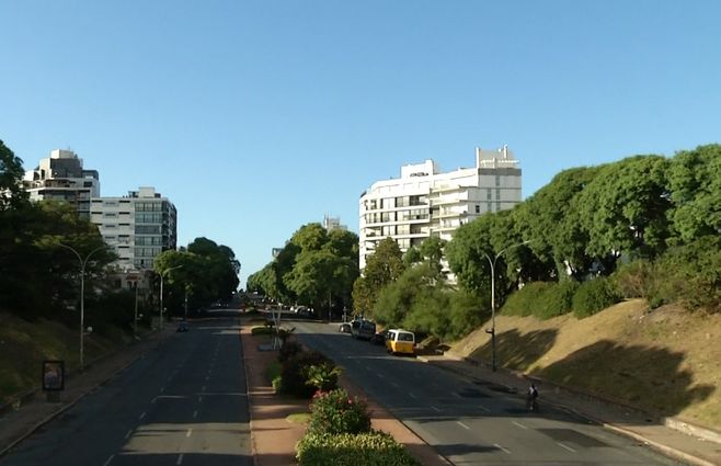 bulevar-artigas-y-sarmiento-cielo-despejado-tiempo-soleado