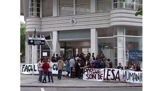 Ocuparon Ciencias Sociales en repudio a prescripción de delitos