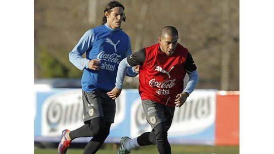 Cavani y Suárez entrenaron con los titulares para el viernes