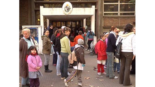 Otra escuela en problemas: agua contaminada y suciedad