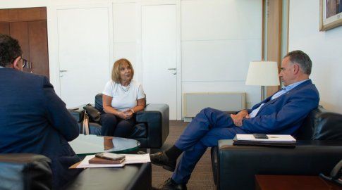 Yamandú Orsi recibió a la hermana de David Fremd, asesinado en 2016 en un crimen antisemita. Foto: Presidencia. Yamandú Orsi recibió a la hermana de David Fremd, asesinado en 2016 en un crimen antisemita. Foto: Presidencia.