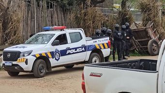 dos policias resultaron heridos tras ser apedreados en salto durante un operativo