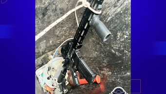 Foto cedida a Subrayado. Fusil semiautomático hallado en la volqueta en Cerro Norte.