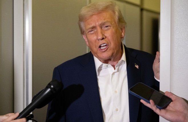 Trump en el avión presidencial, rumbo a Asia. Foto: AFP