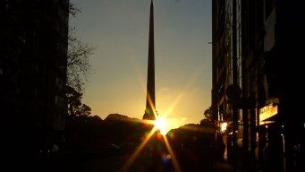 El Sol alineado con la avenida 18 de Julio, este viernes 18 de julio de 2025. Foto: Subrayado.
