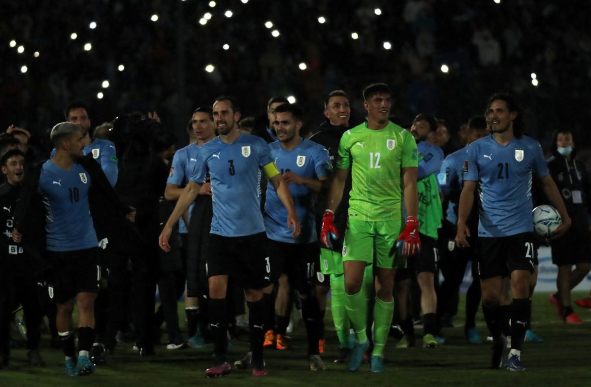 Uruguay Vs. Partidos De Fútbol Perú Pelotas De Cuero En Colores