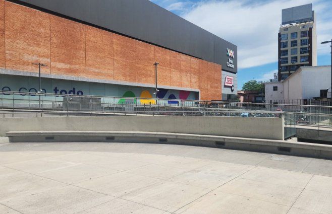 Foto: Subrayado. Lugar donde ocurrió el homicidio, en la explanada del shopping Tres Cruces.