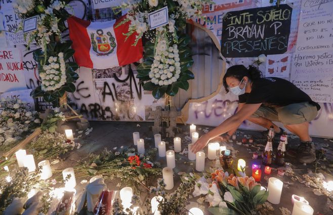 Altar callejero en homenaje a Inti Sotelo y Jack Pintado, los jóvenes muertos durante las protestas por el nombramiento Manuel Merino como presidente interino de Perú.