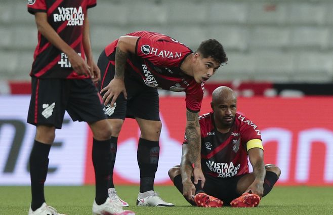 &nbsp; Los jugadores del Atl&eacute;tico Paranaense de Brasil reaccionan despu&eacute;s del empate contra el boliviano Jorge Wilstermann en su partido de f&uacute;tbol a puerta cerrada de la fase de grupos de la Copa Libertadores en el estadio Arena da Baixada en Curitiba, Brasil, el 29 de septiembre de 2020.