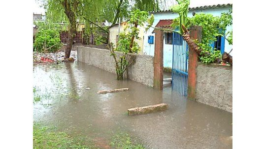 Una veintena de inundados en Durazno y hay rutas cortadas