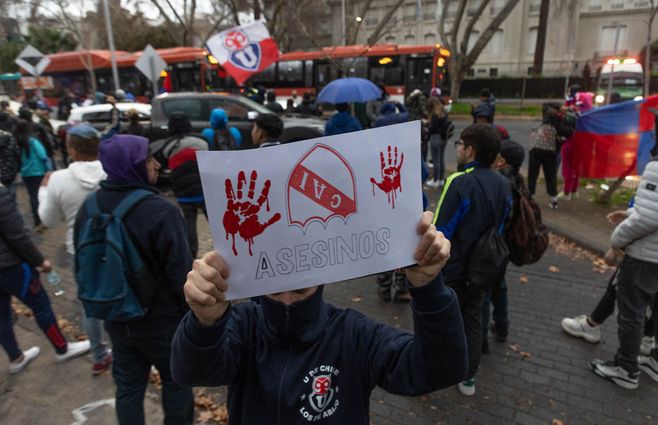 Hinchas de Universidad de Chile reclamaban al jueves la liberación de sus compatriotas. El presidente de Chile anunció este viernes que fueron liberados. Foto: AFP