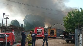 incendio en deposito de productos navidenos: colapso la estructura de la cubierta