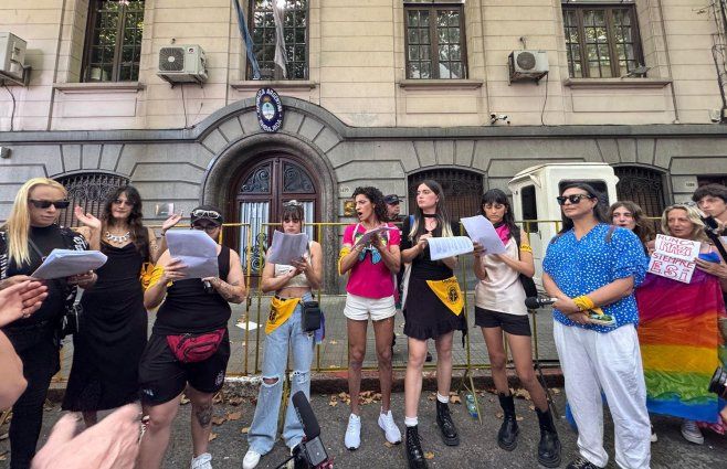Foto: Emiliano Gutiérrez, Subrayado. Marcha en Montevideo finalizó en la embajada argentina, en el Centro.