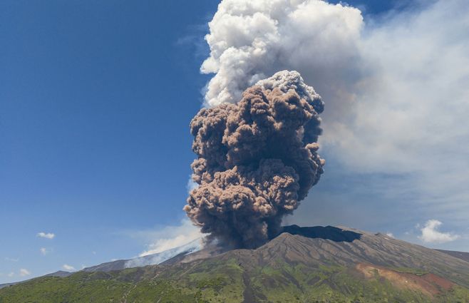 El monte Etna en erupción, este lunes 2 de junio. Foto: AFP