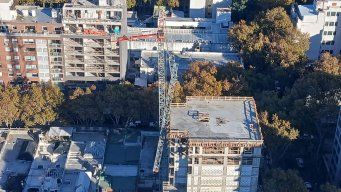 La grúa rota en el edificio de Canelones esquina Salto. Foto: Fernando Castro, Subrayado.