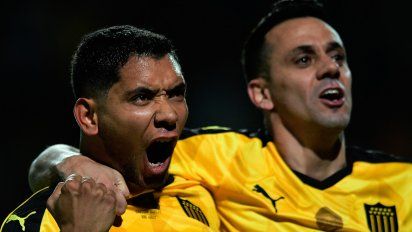 penarol le gano 2-0 a the strongest, pero quedo afuera de la libertadores