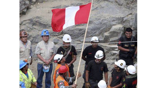 Los mineros peruanos fueron sacados con vida este miércoles