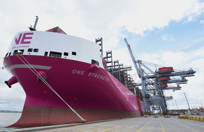 El portacontenedores en el puerto de Montevideo. Foto: FocoUy