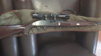 El rifle incautado al delincuente.