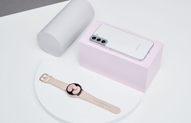 1-15 Galaxy S22 Plus_Phantom White_Watch4_design_HI.jpg