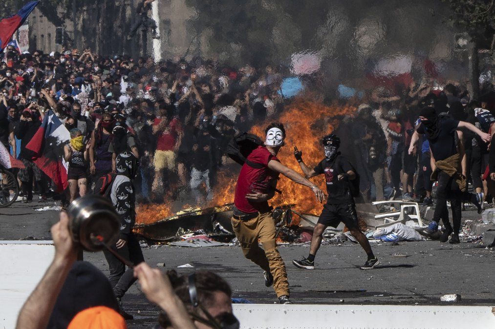 Quinto día consecutivo de violencia en las calles de Chile por la subida, ahora suspendida, de los precios del boleto de metro.