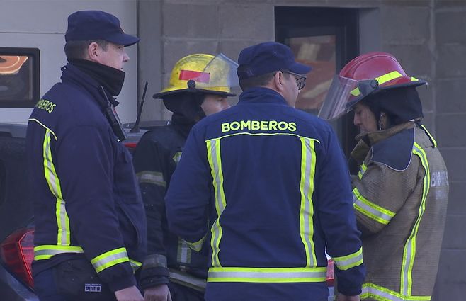 BOMBEROS-INCENDIO-DEPOSITO-PESCADO.jpg