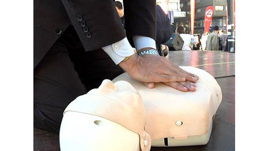 Cómo actuar ante un caso de muerte súbita; masaje y resucitación