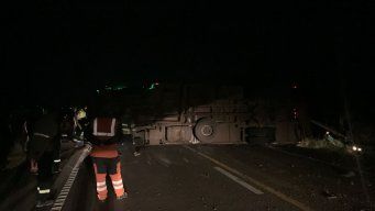 Foto: Policía Caminera. Camión sobre ruta 5, tras el vuelco.