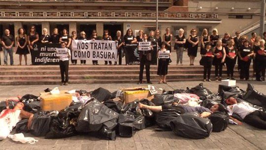 mujeres de negro basura intervencion im