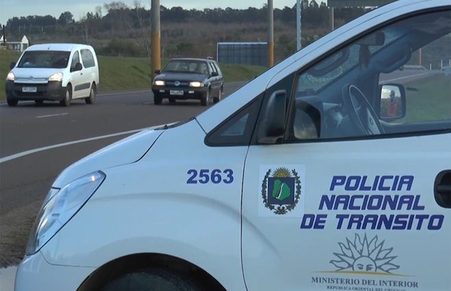 policia-transito-caminera-patrullero-autos-carretera-controles.jpg