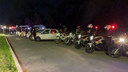 Despliegue del Ministerio del Interior este martes 24 de noche. (Foto: Verónica Chevalier, periodista de Subrayado).