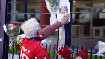 camisetas, banderas y fotos: hinchas acercan ofrendas por juan izquierdo a la sede de nacional