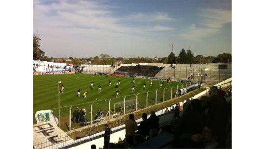 Danubio por mantener la punta ante uno de los escoltas, Cerro
