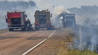 dos camiones chocaron, se prendieron fuego y murieron dos personas