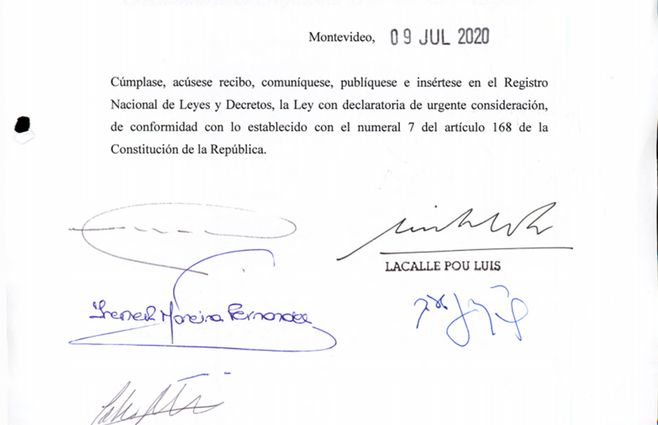 Lacalle-Pou-firma-la-LUC.jpg