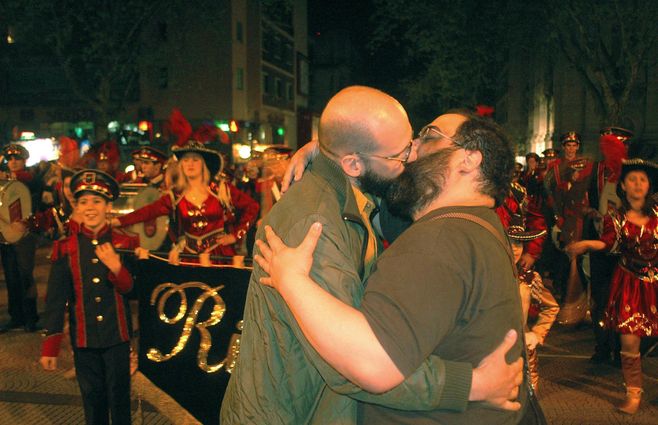 El 1º de octubre de 2005, dos hombres se besan delante de una banda musical de niños y jóvenes pertenecientes a la iglesia cristiana de Dios Misión Internacional durante la Marcha de la diversidad en Montevideo.