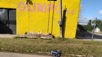 La esquina de Camino Edison y Lamartine, donde está el Club Olimpo, zona del barrio Peñarol.