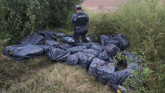 Foto: Armada Nacional. Incautación de cigarros en Salto.