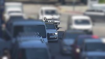 Captura de video de las cámaras de seguridad que muestran el momento en el que el taxista llegó a levantar la valija.&nbsp;