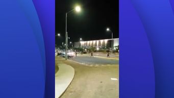 policias fueron alertados por un herido de bala, concurren al lugar y son recibidos a pedradas