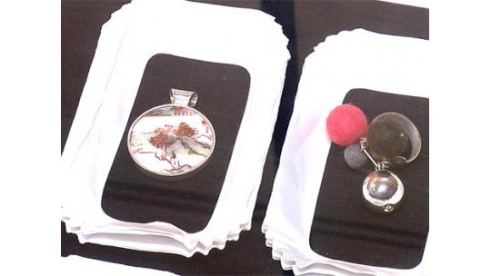 Hacen joyas en base a platos de porcelana