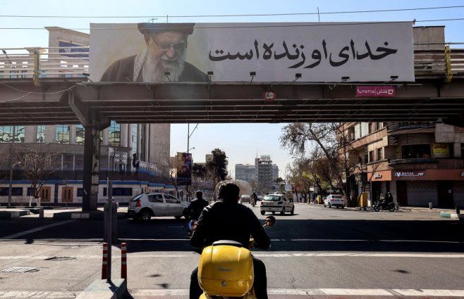 En Irán, un cartel con la imagen del líder supremo Alí Jamenei, y la frase: Su Dios sigue vivo. Foto: AFP