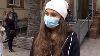 los adolescentes comenzaron a vacunarse contra el covid: es una luz al final del tunel