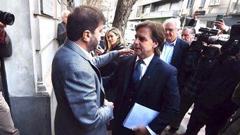 Lacalle Pou y Fernando Pereira en la sede del FA. Foto de archivo: Dante Fernández, FocoUy.