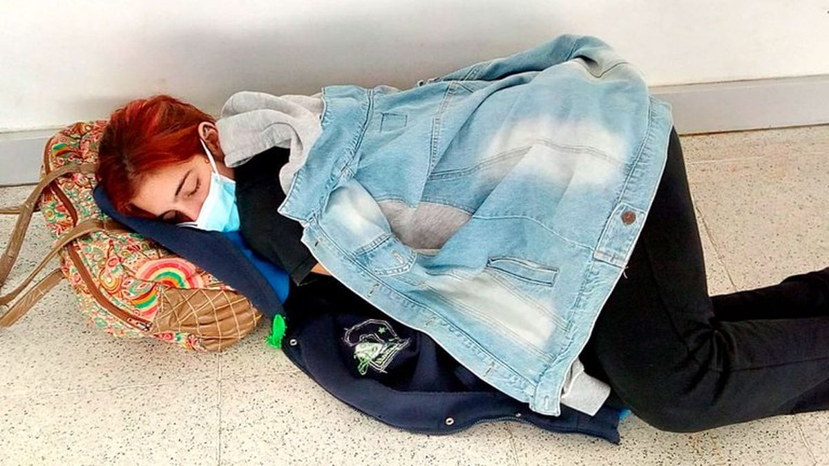 La foto que duele en Argentina: joven murió por Covid-19 tras dormir en el  piso de un hospital