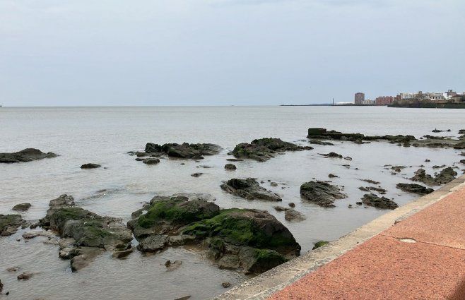 Foto: Subrayado. Así se presenta el domingo a la mañana en la rambla Sur de Montevideo.
